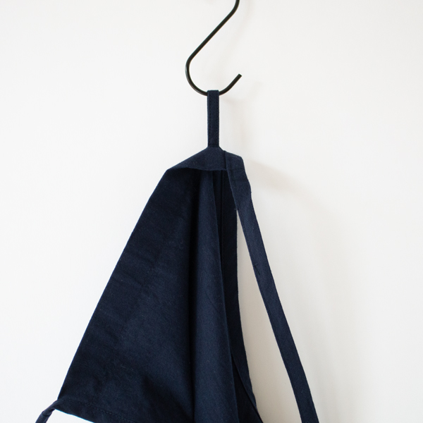 胸当て裏にループがあるので、フックに掛けることが可能（NAVY）