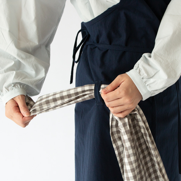 腰に付いたループにキッチンクロスを通して使います。（NAVY）