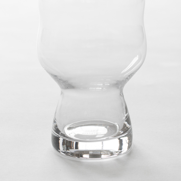 注ぐ時や傾ける時に液体に動きを与え、香りを放出する細い胴回り(IPA GLASS 500ml)