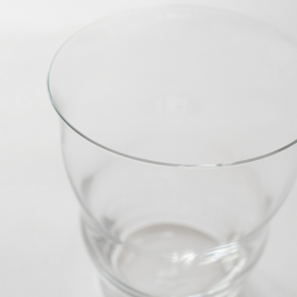 美味しい泡立ちのために、グラスは若干開いた円筒形のデザイン(PINT GLASS 400ml)