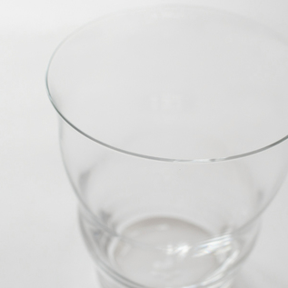 美味しい泡立ちのために、グラスは若干開いた円筒形のデザイン(PINT GLASS 400ml)