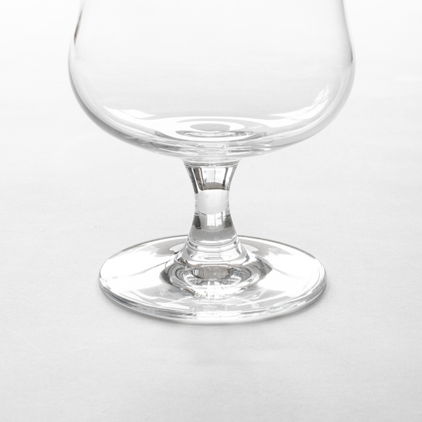 ステム（脚）はビールの冷たさをキープするためにも役立ちます(UNIVERSAL GLASS 400ml)