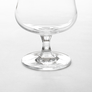 ステム（脚）はビールの冷たさをキープするためにも役立ちます(UNIVERSAL GLASS 400ml)