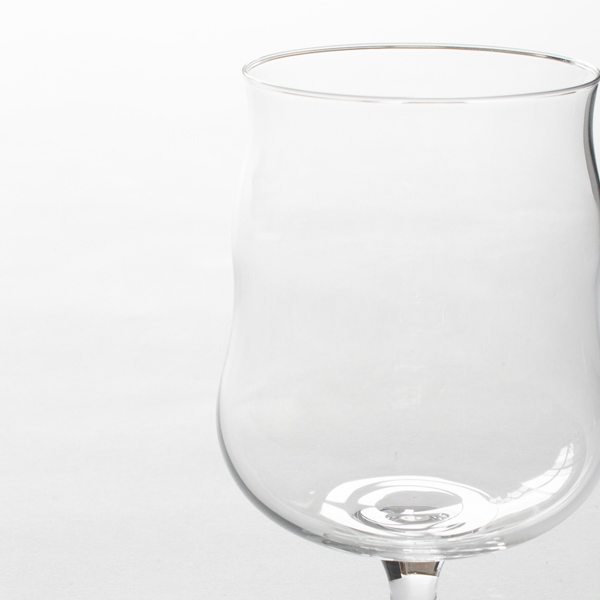 クラフトビールの重要な要素である独特の香りを保持する、チューリップ型のグラス(UNIVERSAL GLASS 400ml)