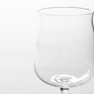 クラフトビールの重要な要素である独特の香りを保持する、チューリップ型のグラス(UNIVERSAL GLASS 400ml)
