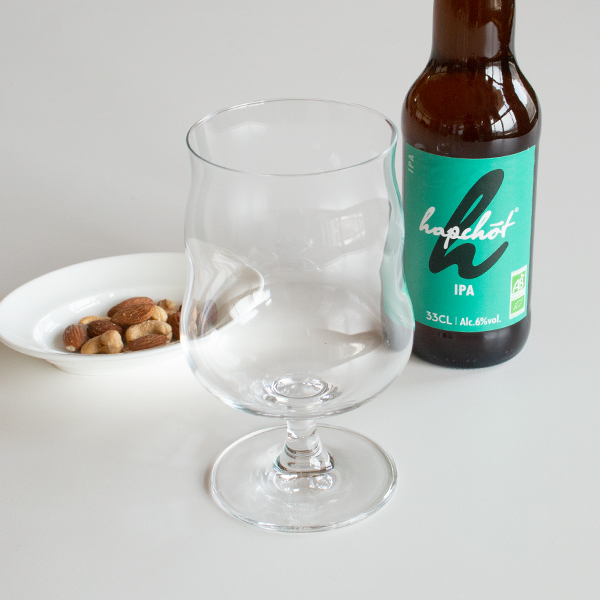 濃い色や強めのビール用にデザインされた、ステム付きグラス(UNIVERSAL GLASS 400ml)