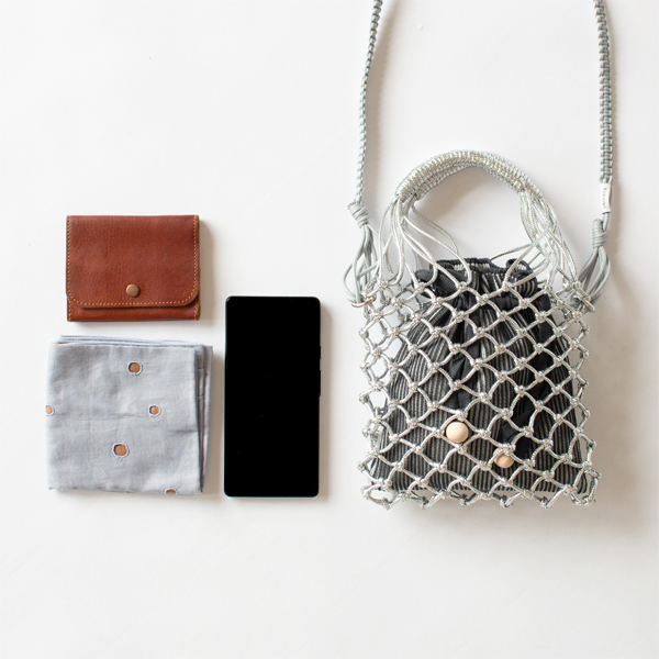 スマートフォンや財布、鍵など必要最低限の持ち物が収まります(CHARCOAL)