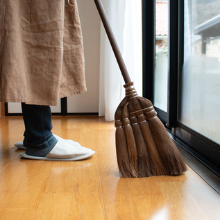 しゅろのやさしいほうき 五玉 焼檜柄 短／高田耕造商店｜愛着を持って