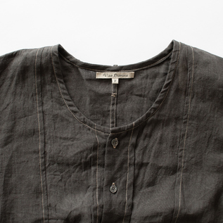 程よく開いた首元(CHARCOAL) 程よく開いた首元(CHARCOAL)