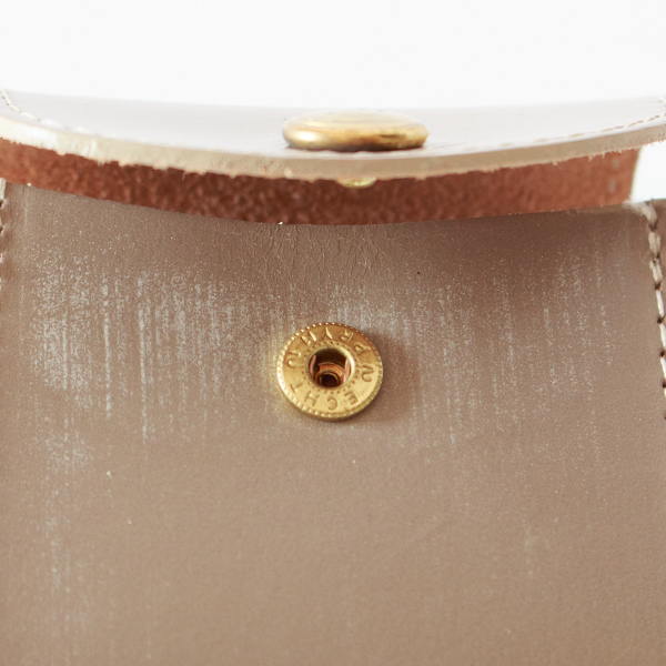 白いワックス（ブルーム）はブライドルレザーの証(TAUPE)