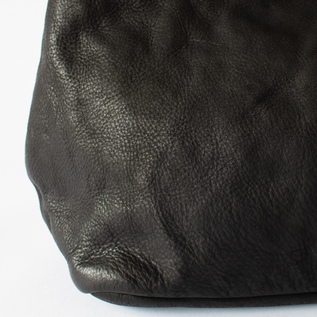 風合い豊かなレザー(CHARCOAL BLACK) 風合い豊かなレザー(CHARCOAL BLACK)