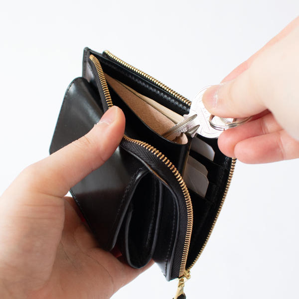 こちらには硬貨やレシート、鍵などの収納に(BLACK)