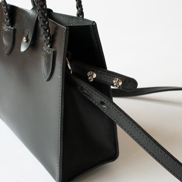 ショルダーはつけ外し可能(BLACK)