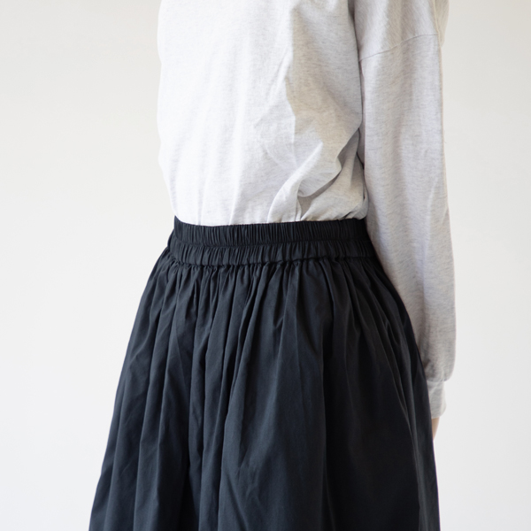 ウエストは総ゴム仕様(身長163cm・NAVY)