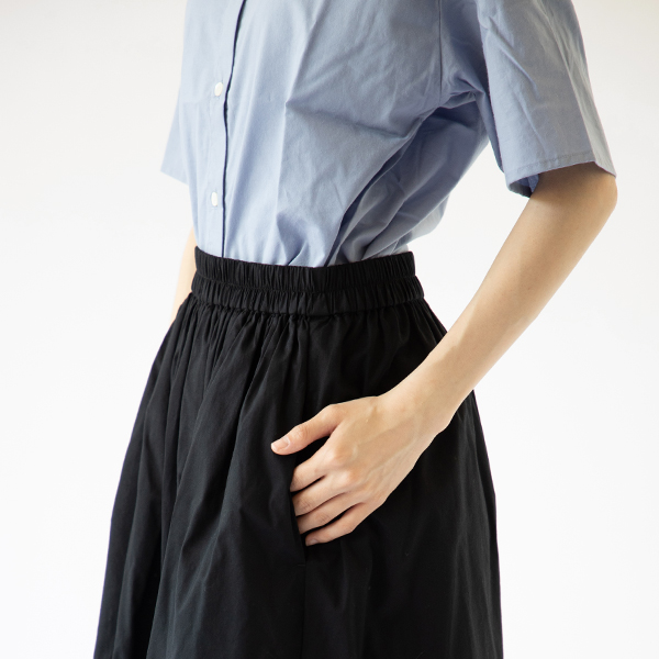 両脇にシームポケットがあります(身長163cm・BLACK)