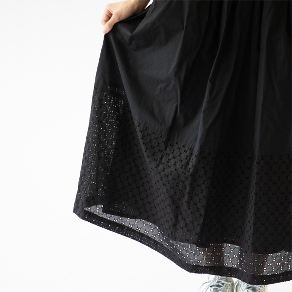 刺繍部分は透け感があります(身長163cm・BLACK)