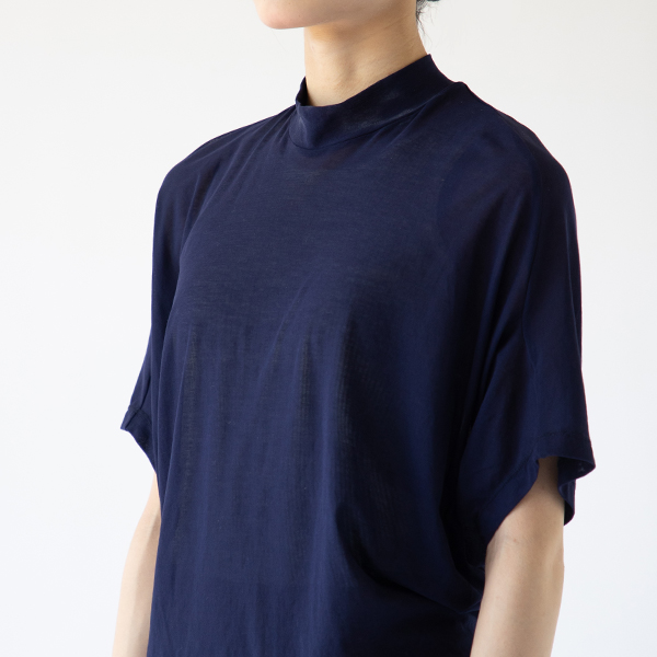 程よい高さのハイネック(身長163cm・NAVY)