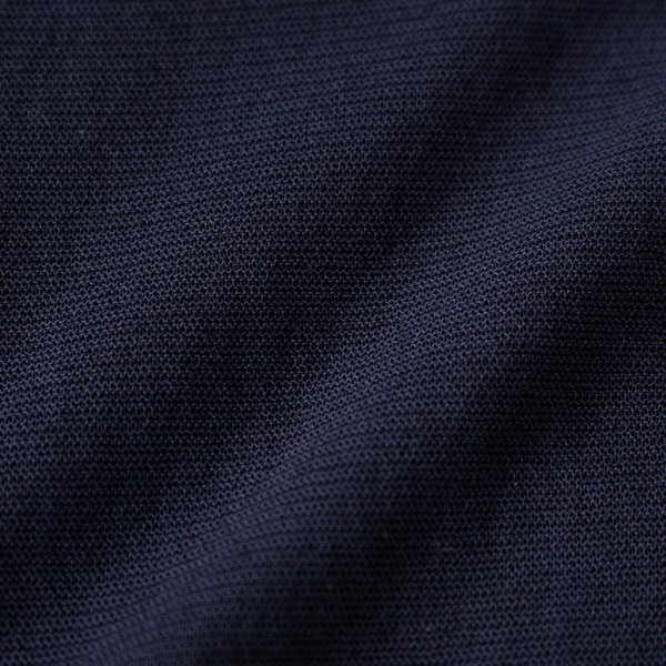 清涼感のあるシャリっとしたドライタッチが特徴(NAVY)