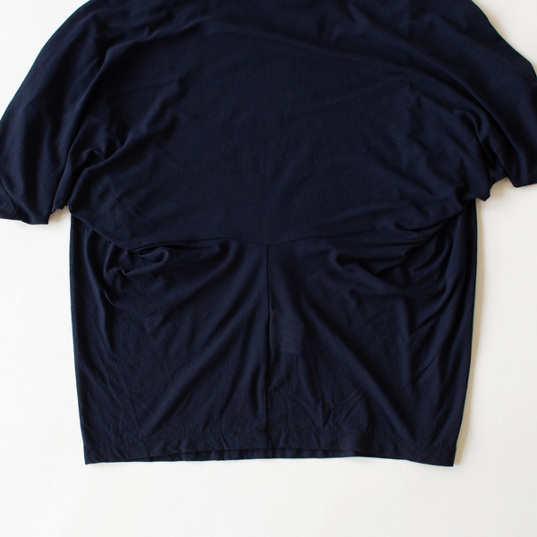後身頃下の中心で接いでいる変形デザインです(NAVY)