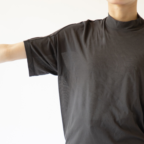 程よいゆとりの身幅(身長163cm・CHARCOAL)