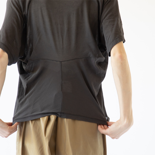 後身頃下の中心で接いでいる変形デザインです(身長163cm・CHARCOAL)
