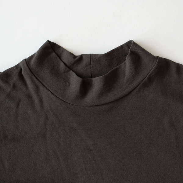 程よい高さのハイネック(CHARCOAL)