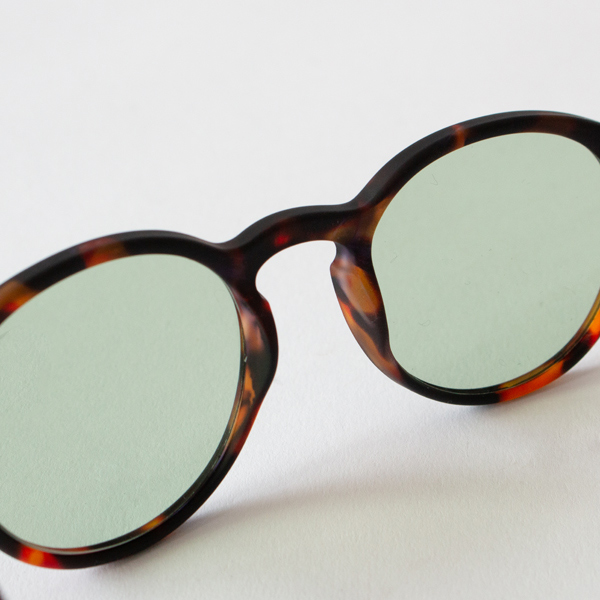 グリーンのレンズ（TORTOISE×LIGHT GREEN）