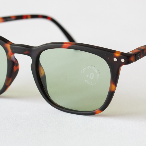 TORTOISEのフレームとライトグリーンのレンズ。（TORTOISE×LIGHT GREEN）