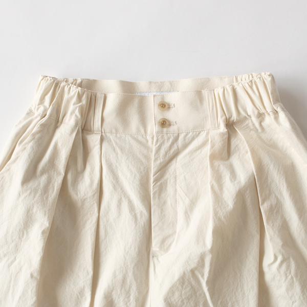 両脇のゴム+ベルトループでウエスト調整可能(WHT) 両脇のゴム+ベルトループでウエスト調整可能(WHT)