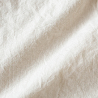 ドライタッチな質感が特徴のツイル素材(WHT)