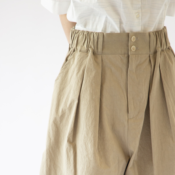 フロントはタックあり(BEG、身長160cm) フロントはタックあり(BEG、身長160cm)