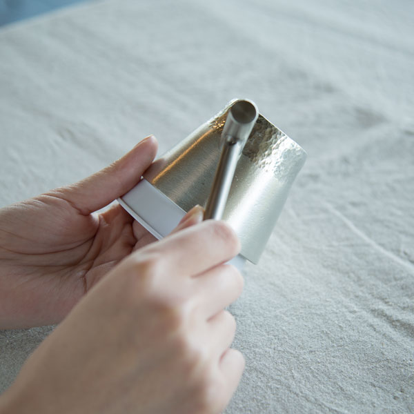 専用のハンマーで叩くと、槌目付けができます