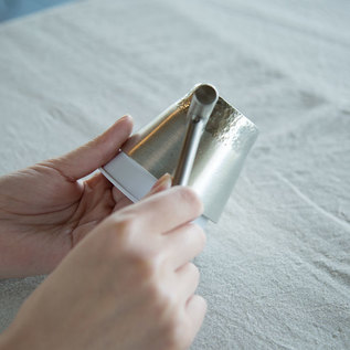 専用のハンマーで叩くと、槌目付けができます 専用のハンマーで叩くと、槌目付けができます