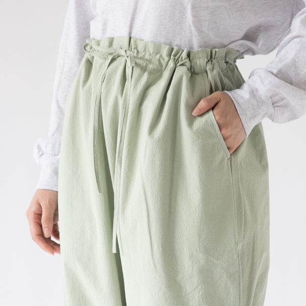ウエストは紐でサイズ調整可能(GRN、身長163cm) ウエストは紐でサイズ調整可能(GRN、身長163cm)