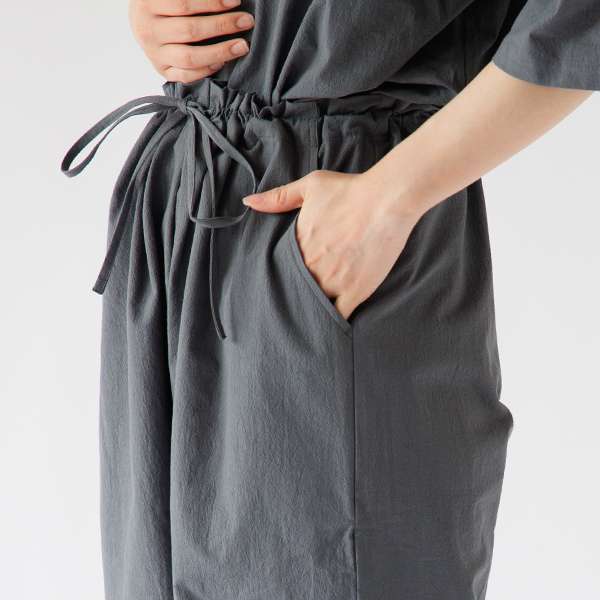 両脇に便利なポケット付き(GRY、身長163cm) 両脇に便利なポケット付き(GRY、身長163cm)