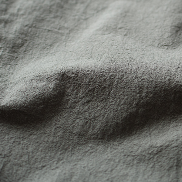 揉み込むような洗い加工と高密度な織りによって生まれるボコボコ感(GRY) 揉み込むような洗い加工と高密度な織りによって生まれるボコボコ感(GRY)