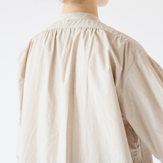 背中にもギャザーが寄せられています(BEIGE) 背中にもギャザーが寄せられています(BEIGE)