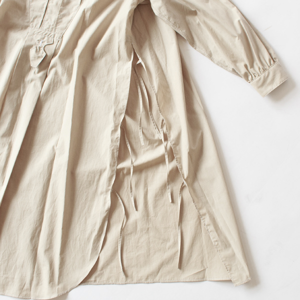 深めのスリット(BEIGE)