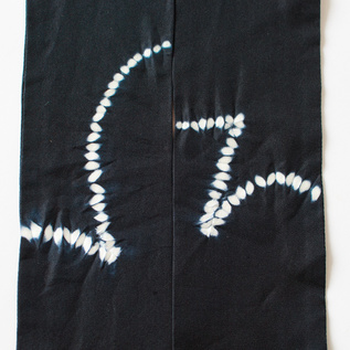 リズミカルな木目絞り(Mokume Shibori Black) リズミカルな木目絞り(Mokume Shibori Black)