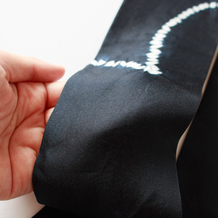美しい光沢のシルク100%(Mokume Shibori Black) 美しい光沢のシルク100%(Mokume Shibori Black)