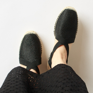 Toni Ponsエスパドリーユ　リボン付きブラックオープントゥサンダル Toni Ponsエスパドリーユ リボン付きブラックオープントゥサンダル