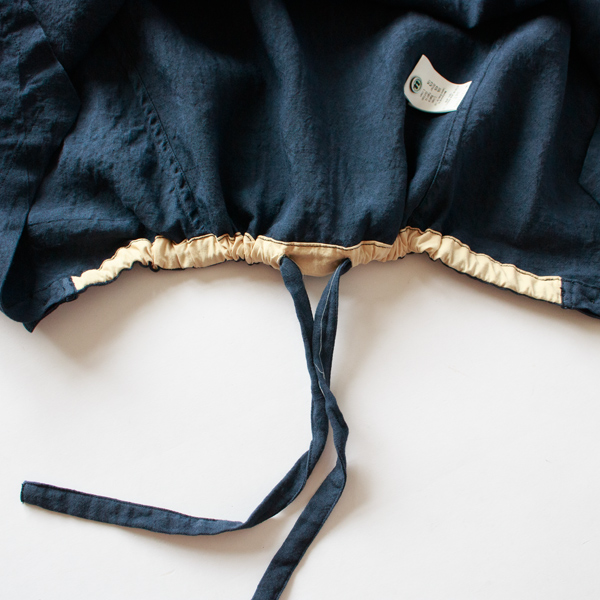 後ろの紐を結ぶと形が変化します(DEEP BLUE) 後ろの紐を結ぶと形が変化します(DEEP BLUE)