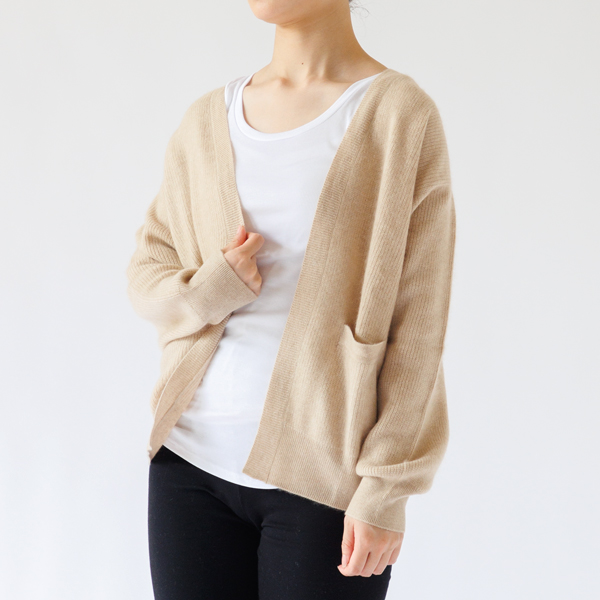 カーディガンのインナーにも(WHITE)