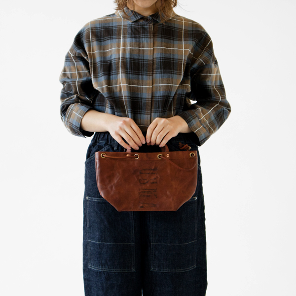 船形トートバッグ(CAMEL、身長162cm)