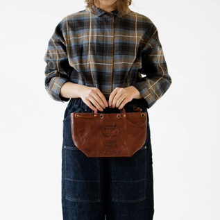 船形トートバッグ(CAMEL、身長162cm)