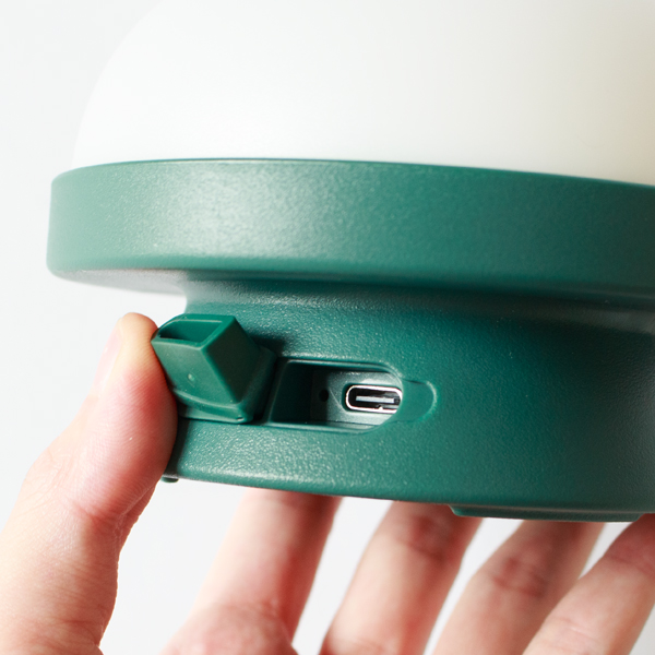 USB TypeCのケーブルで充電が可能です。※商品に充電ケーブルやアダプターの付属はありません。