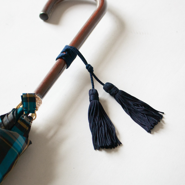 生地の色に合わせたタッセル（BLUE CHECK）