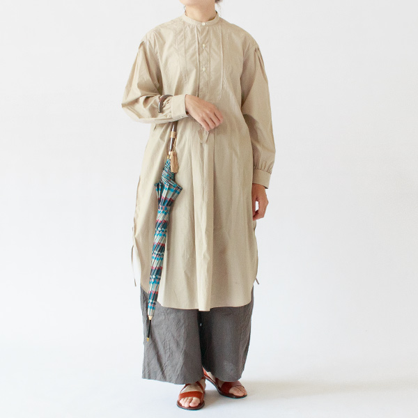 閉じたときの細いシルエットが特徴的（身長163cm・WHITE CHECK）