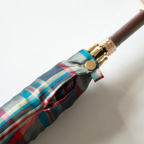 カバーはボタンで留められます