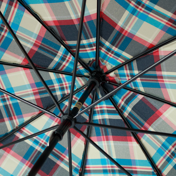 中棒が8mmと細めなので、すっきりとしたシルエットに（WHITE CHECK）